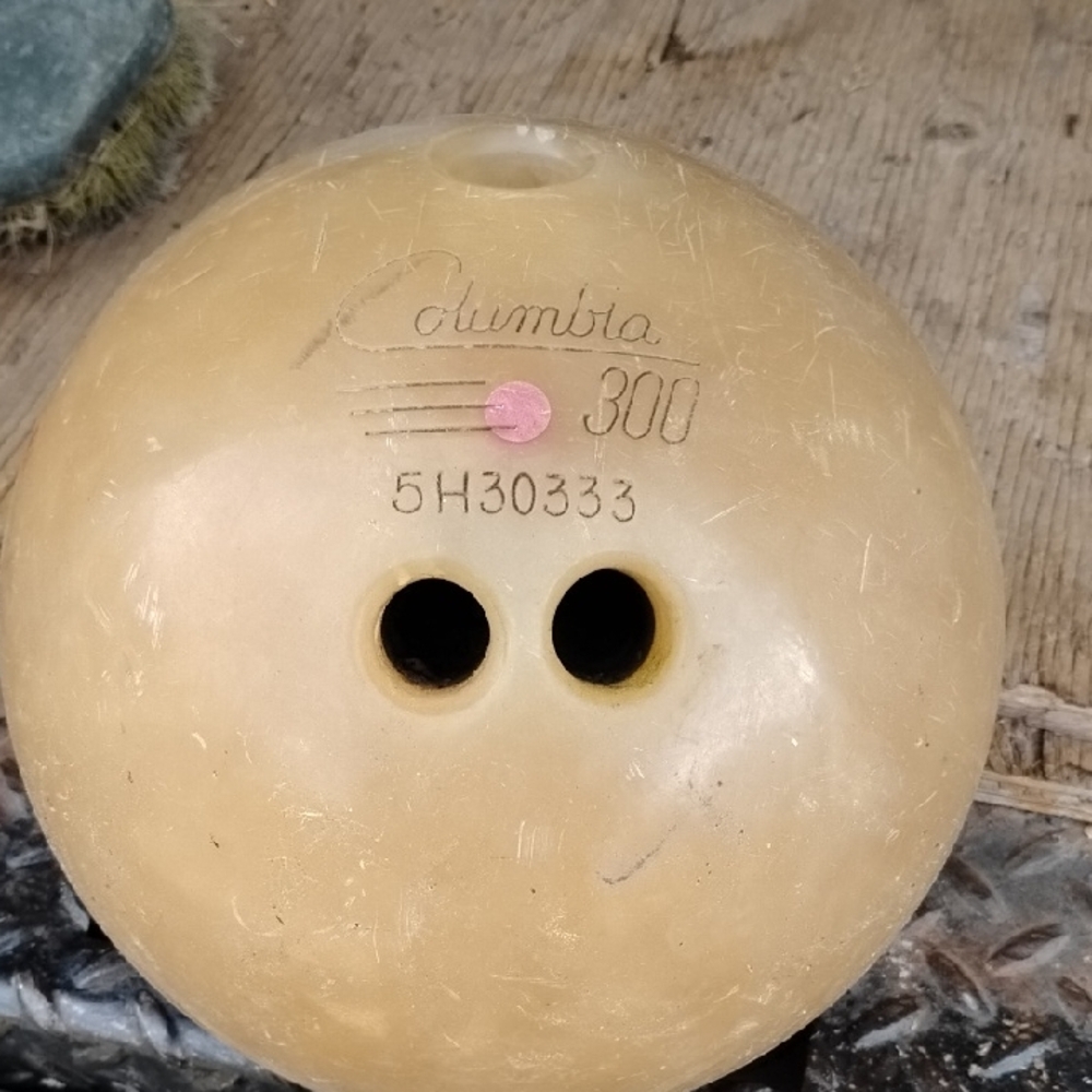 Columbia 300 Men's Bowling Ball